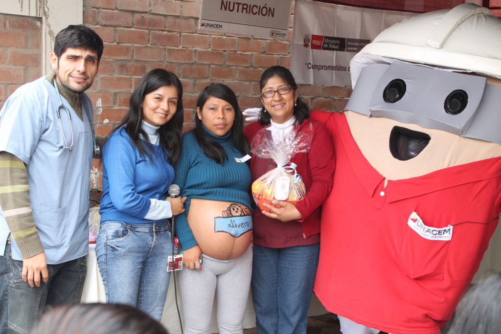 406 atenciones en Feria de Salud organizada por el Puesto de Salud Brisas de Pachacámac de Villa El Salvador con apoyo de Asociación UNACEM