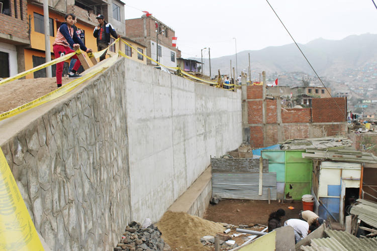 UNACEM construye importante muro de contención en Villa María del Triunfo