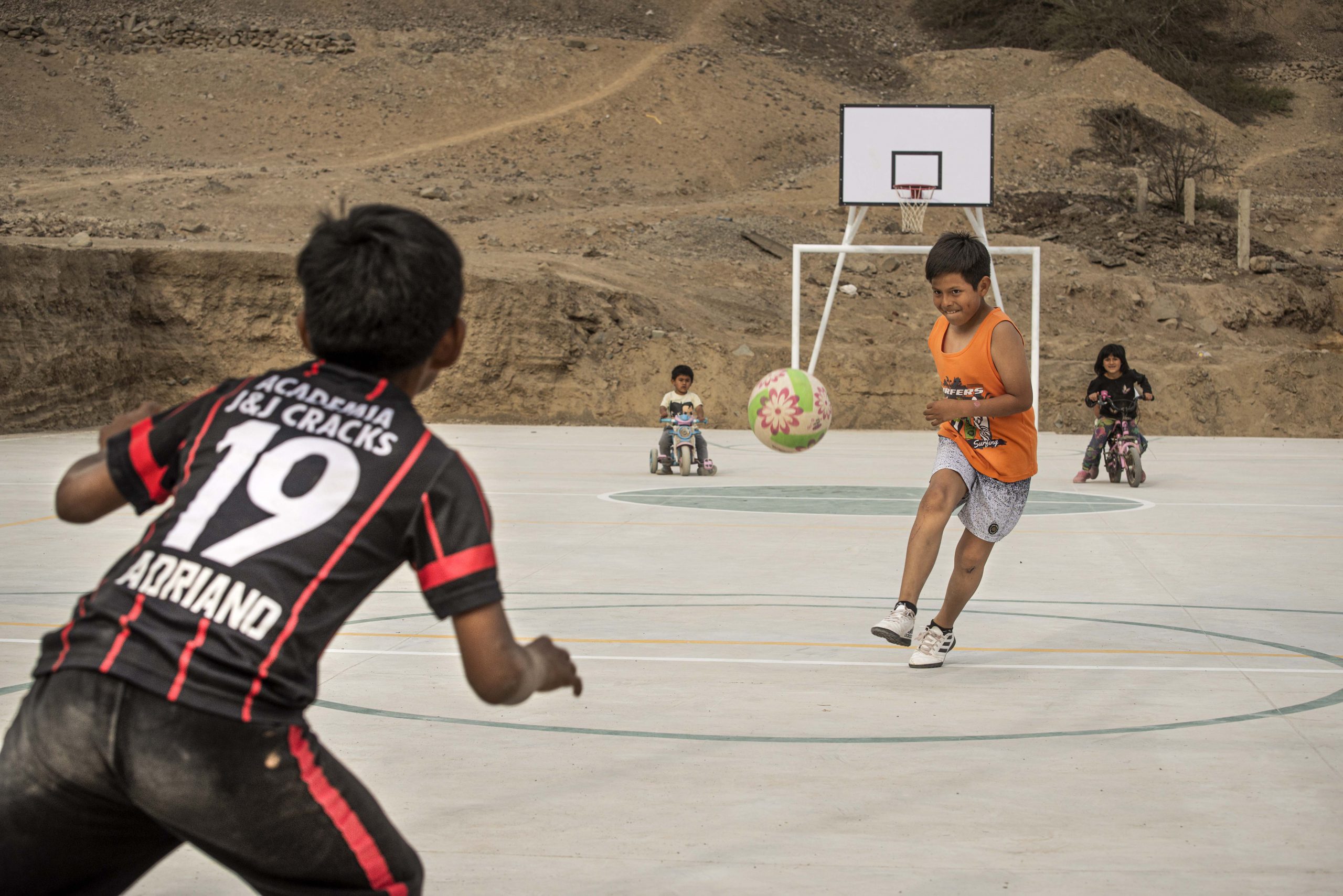 Familias del Centro Poblado Rural Nuevo Progreso en Pachacámac ya gozan de su propia losa deportiva - Asociación UNACEM