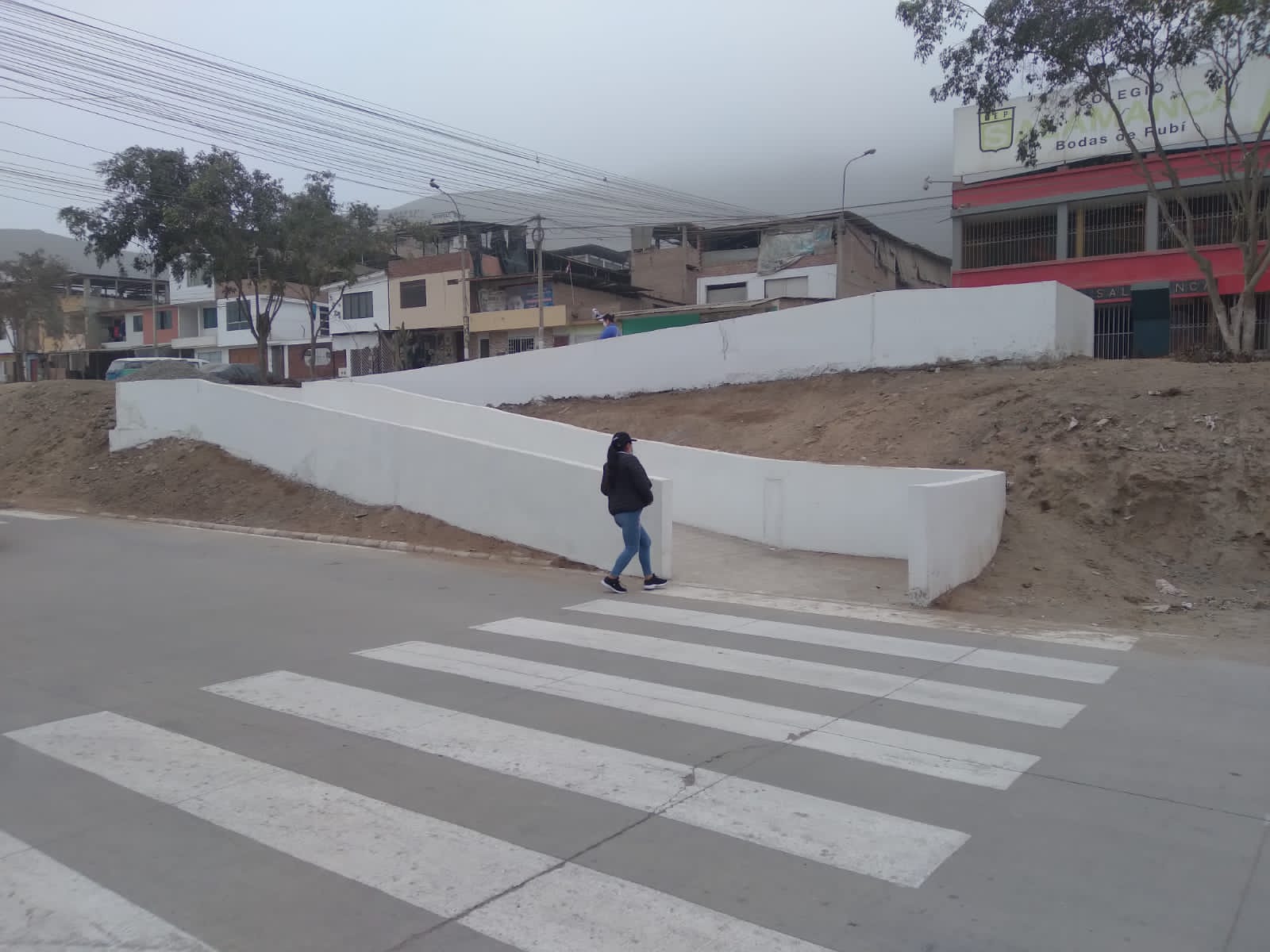 Rampa a 2 tramos de acceso peatonal en la Av. Ferrocarril – José Gálvez - Asociación UNACEM