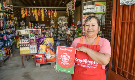 Un total de 30 emprendedores de negocios de Manchay se graduaron con éxito tras culminar su capacitación en educación financiera a través de un aplicativo novedoso desde sus celulares