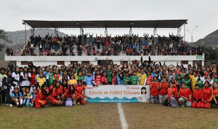 Gran fiesta deportiva: Clausura de la temporada Otoño-Invierno de la Escuela de Fútbol Femenino en el Estadio de UNACEM